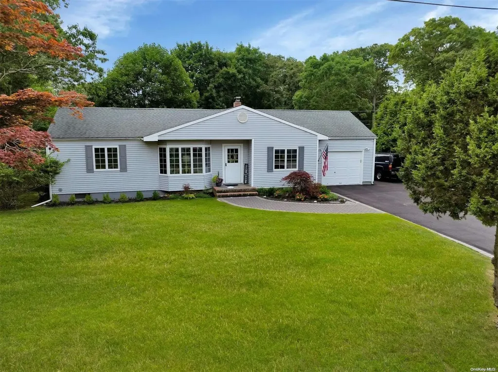 24 Huckleberry Lane Hampton Bays NY 11946
