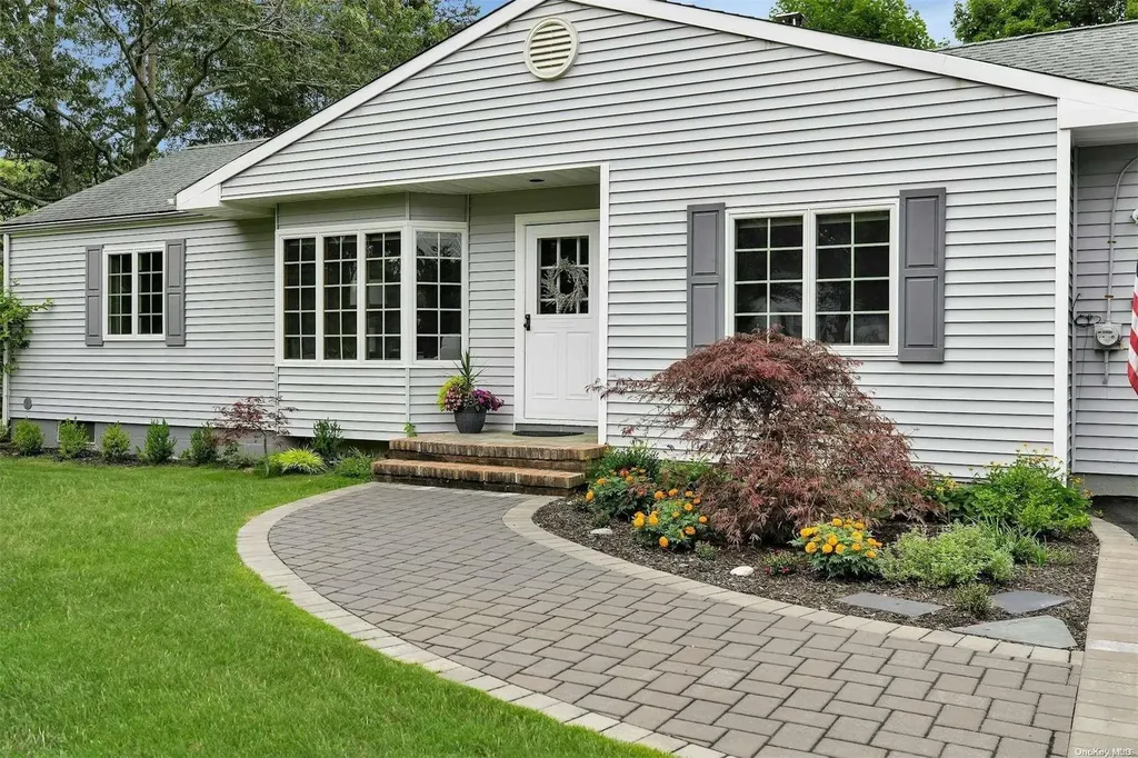 24 Huckleberry Lane Hampton Bays NY 11946