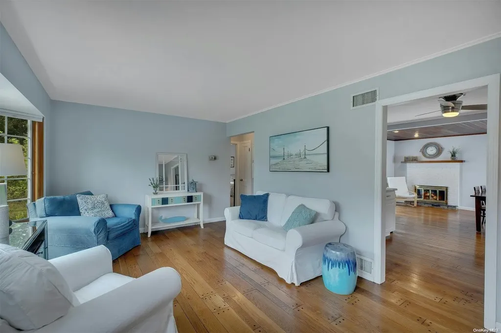 24 Huckleberry Lane Hampton Bays NY 11946