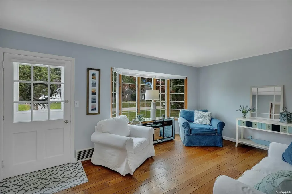 24 Huckleberry Lane Hampton Bays NY 11946
