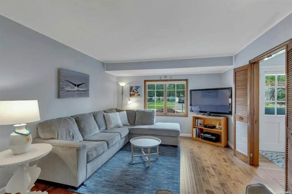24 Huckleberry Lane Hampton Bays NY 11946
