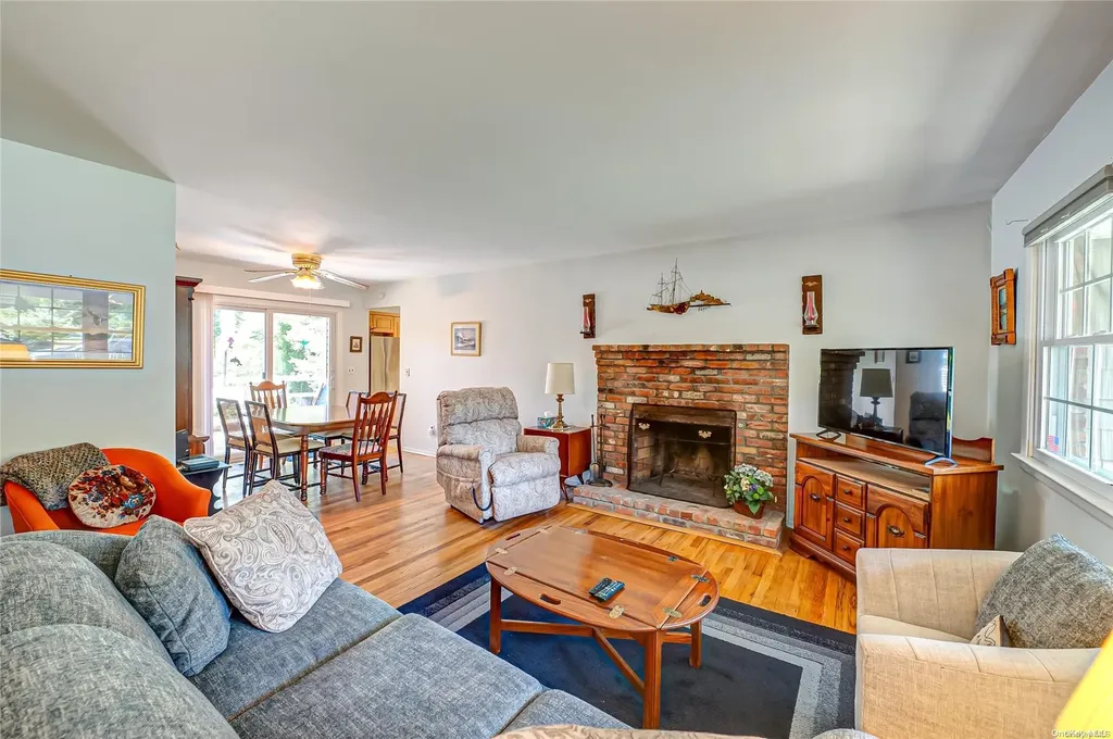 2 Flocee Lane Hampton Bays NY 11946