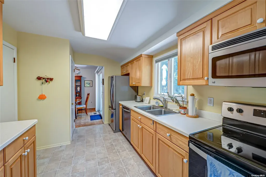 2 Flocee Lane Hampton Bays NY 11946