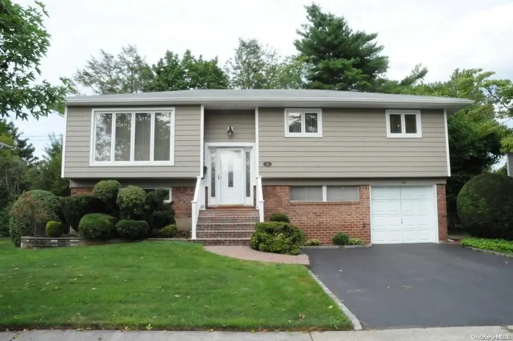 16 Richard Court Plainview NY 11803