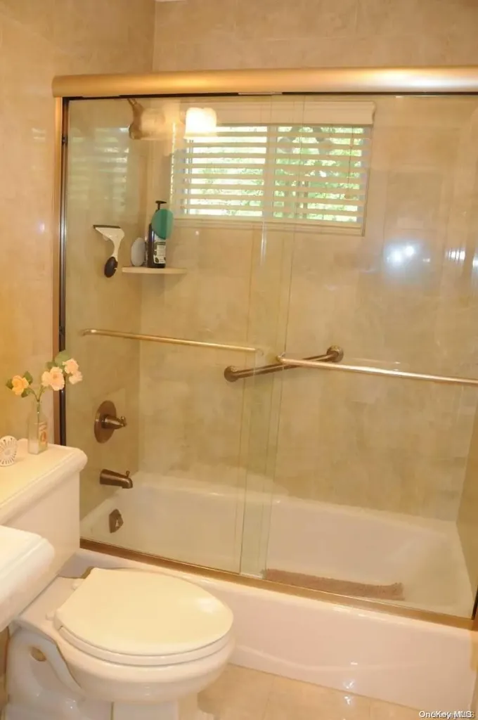 16 Richard Court Plainview NY 11803