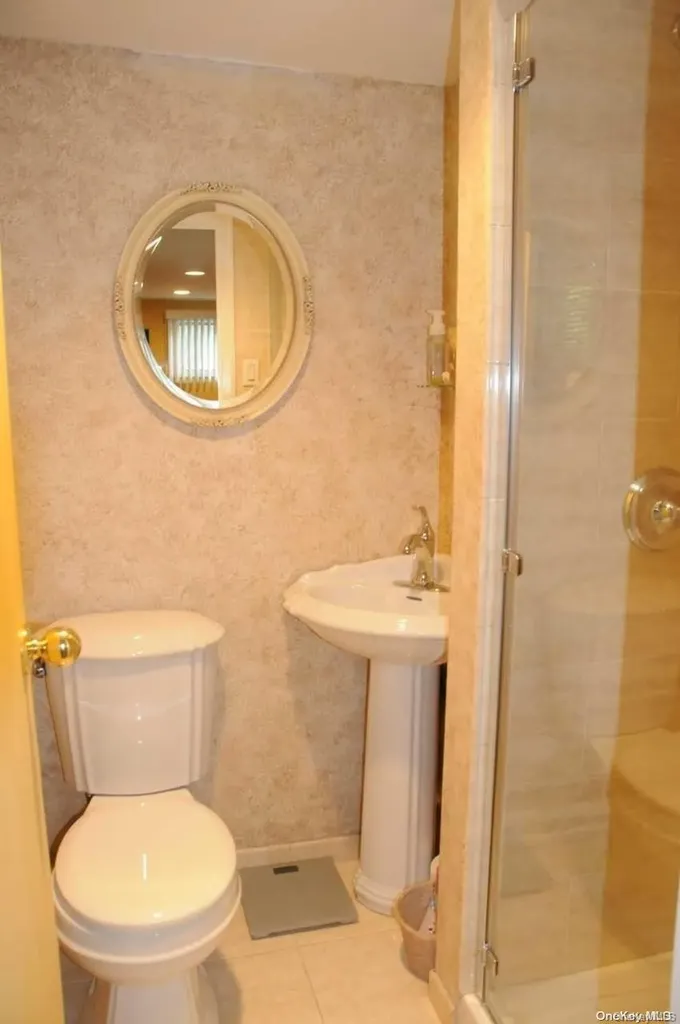 16 Richard Court Plainview NY 11803