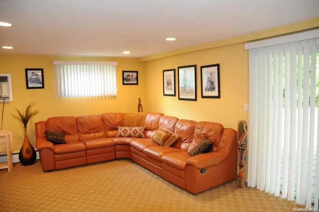 16 Richard Court Plainview NY 11803