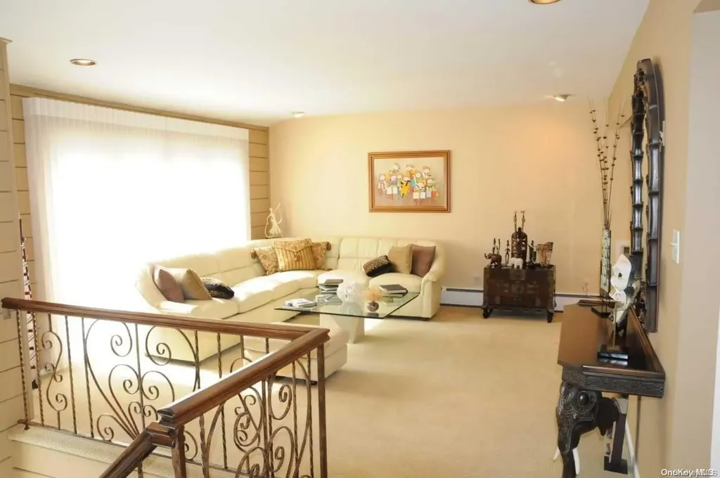 16 Richard Court Plainview NY 11803