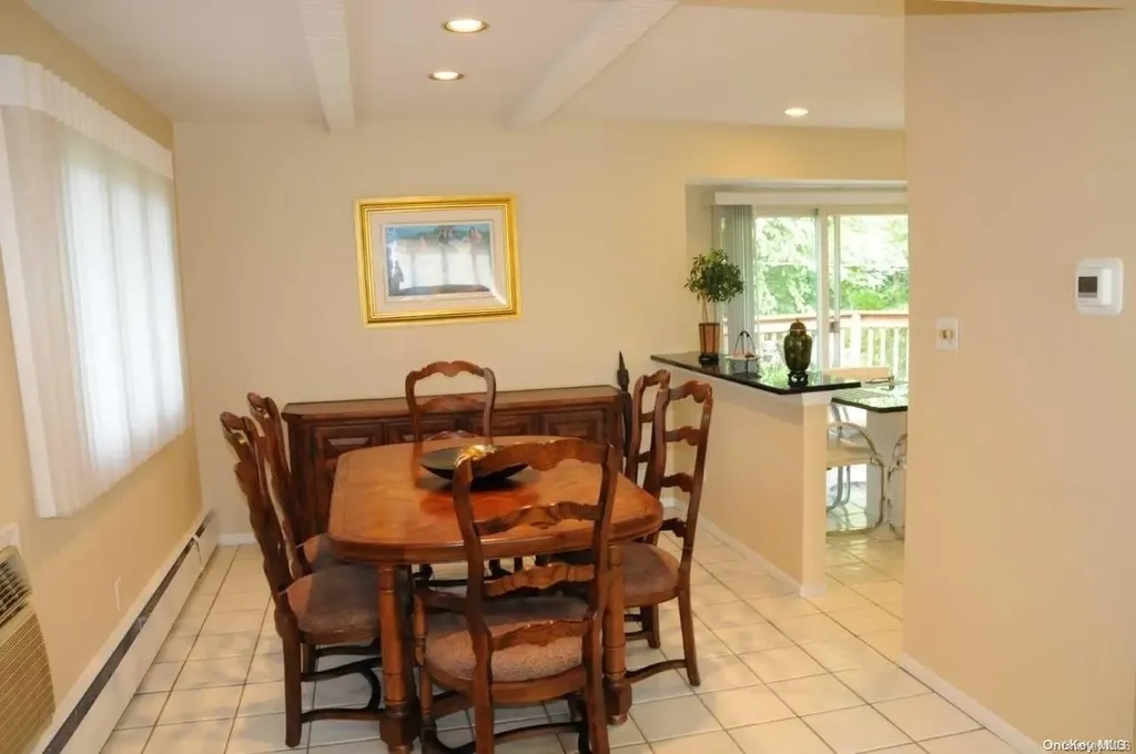 16 Richard Court Plainview NY 11803
