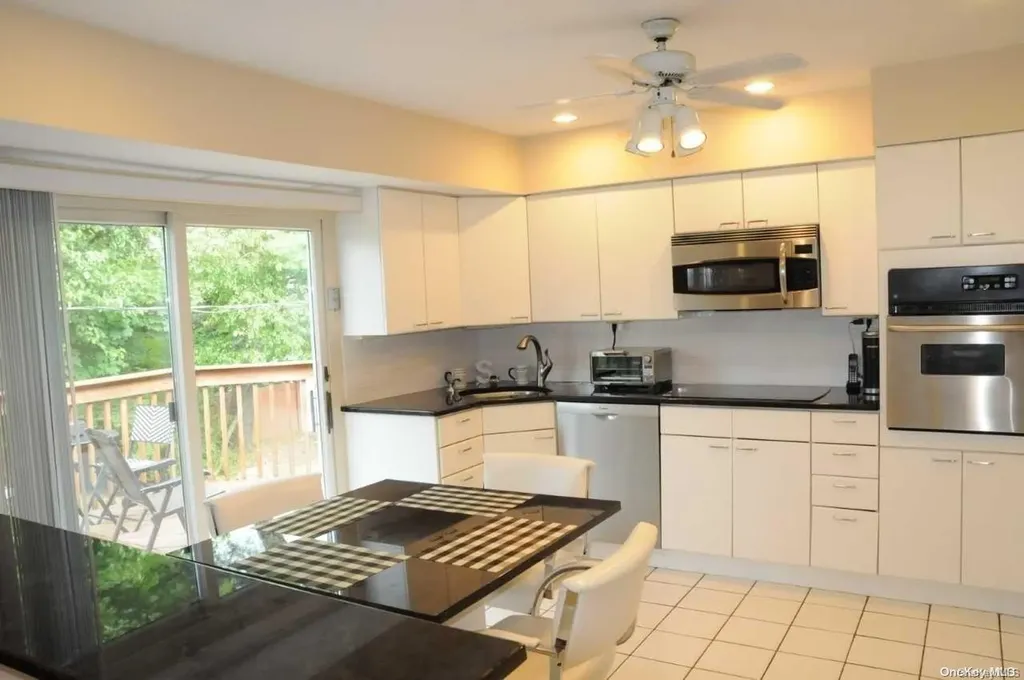 16 Richard Court Plainview NY 11803
