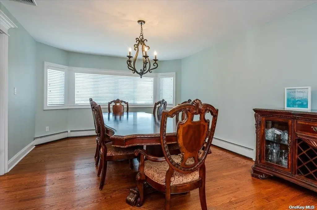 2 Dolphin Lane W Copiague NY 11726