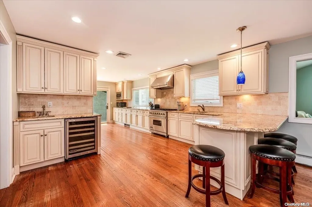 2 Dolphin Lane W Copiague NY 11726