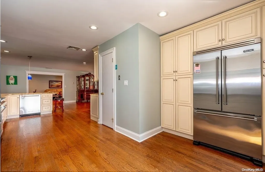 2 Dolphin Lane W Copiague NY 11726