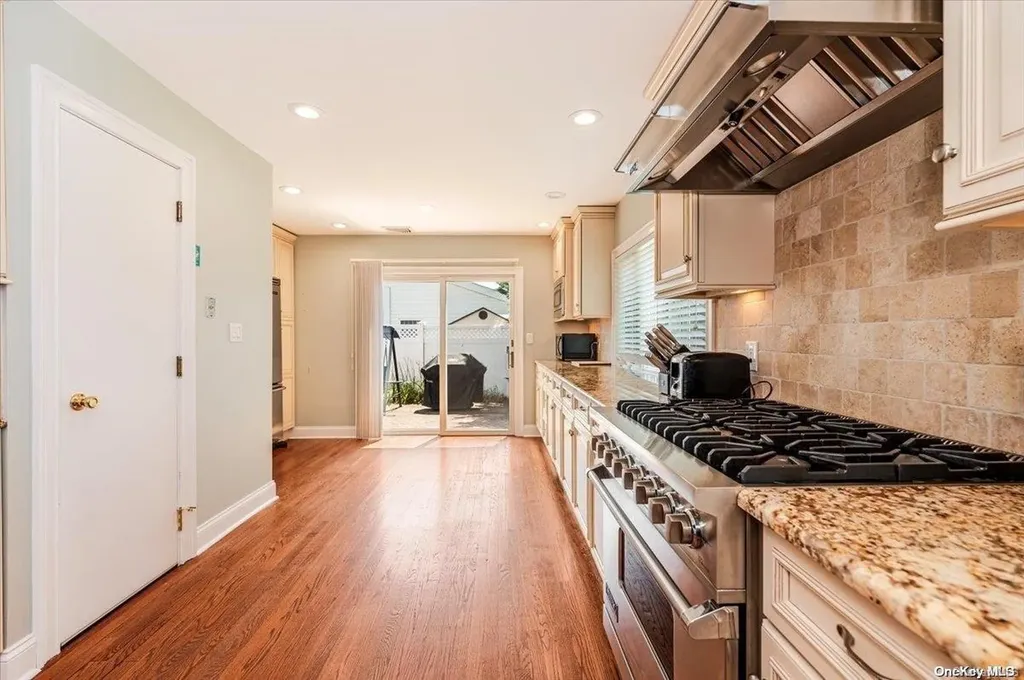 2 Dolphin Lane W Copiague NY 11726