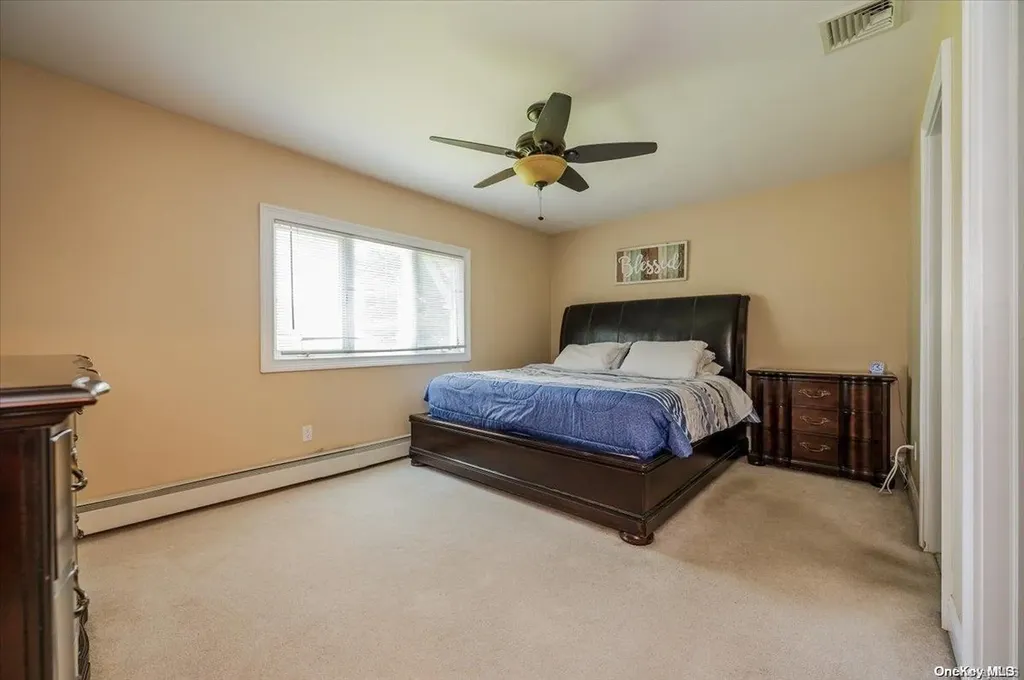 2 Dolphin Lane W Copiague NY 11726