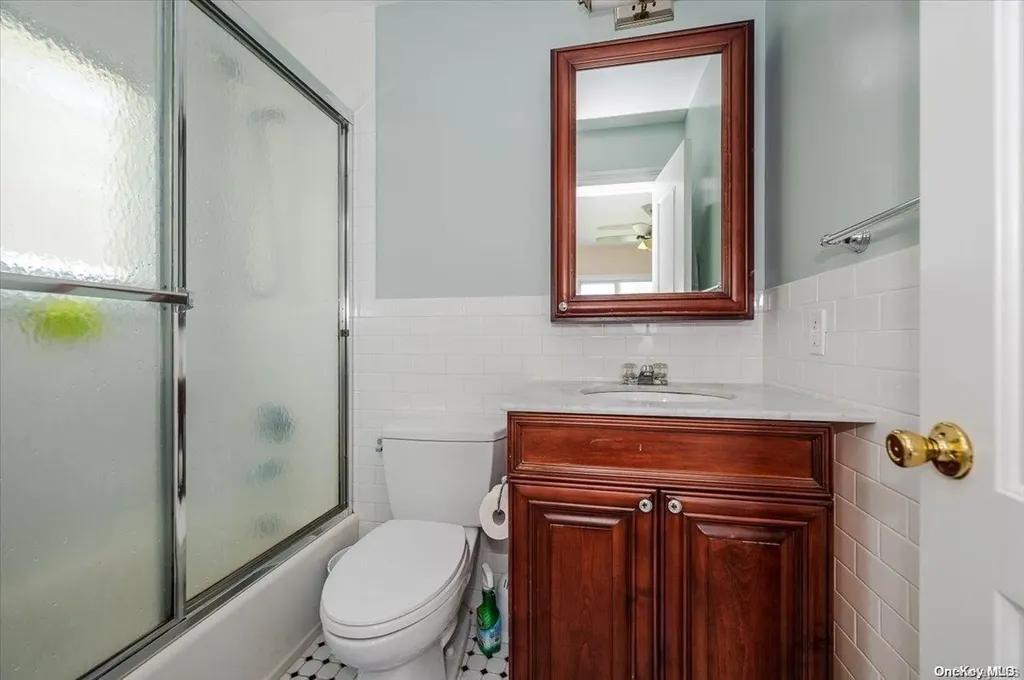 2 Dolphin Lane W Copiague NY 11726