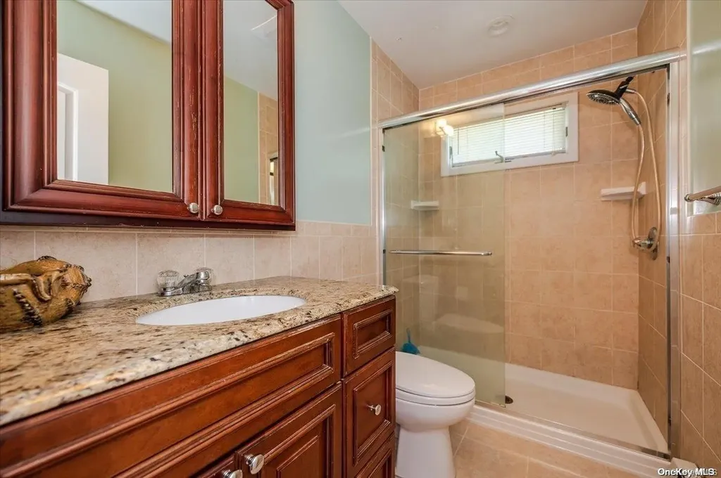 2 Dolphin Lane W Copiague NY 11726