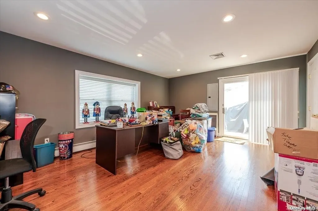2 Dolphin Lane W Copiague NY 11726