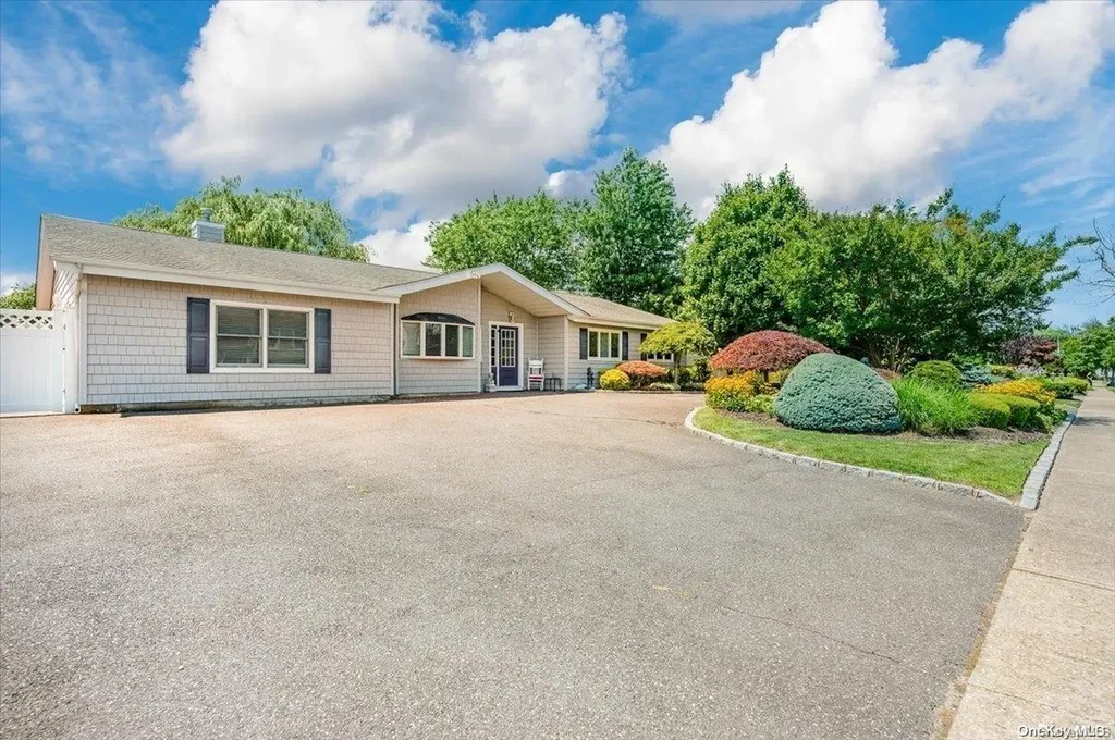 2 Dolphin Lane W Copiague NY 11726