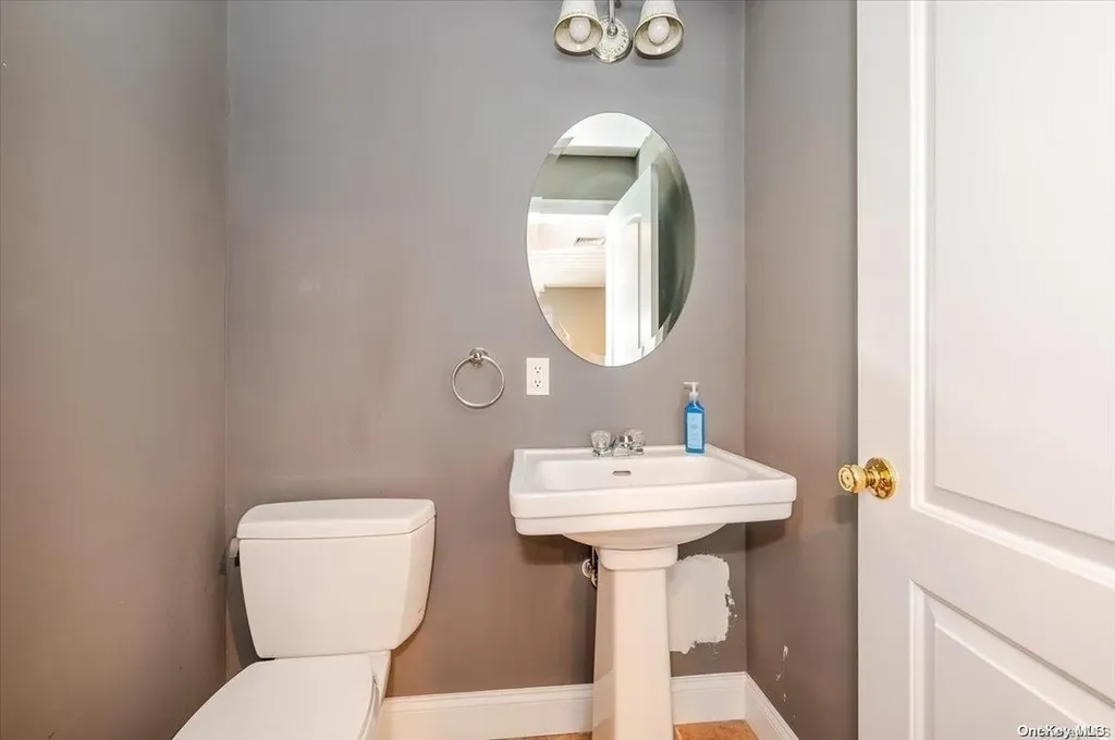 2 Dolphin Lane W Copiague NY 11726