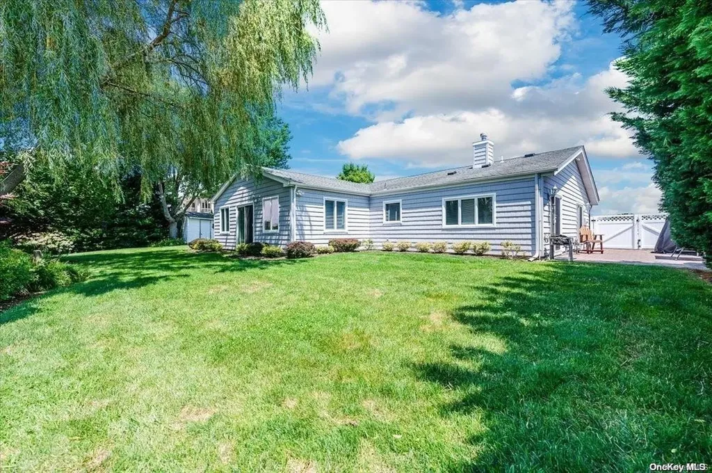 2 Dolphin Lane W Copiague NY 11726