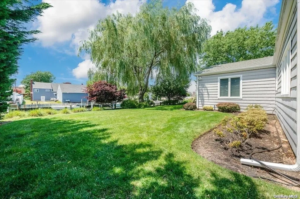 2 Dolphin Lane W Copiague NY 11726