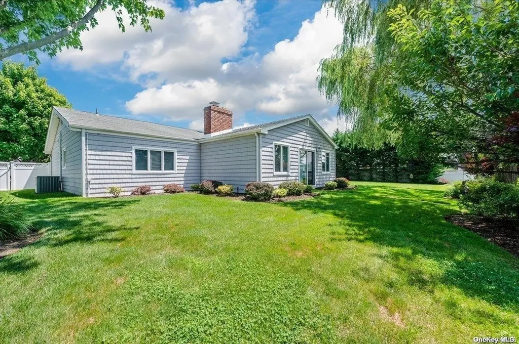 2 Dolphin Lane W Copiague NY 11726