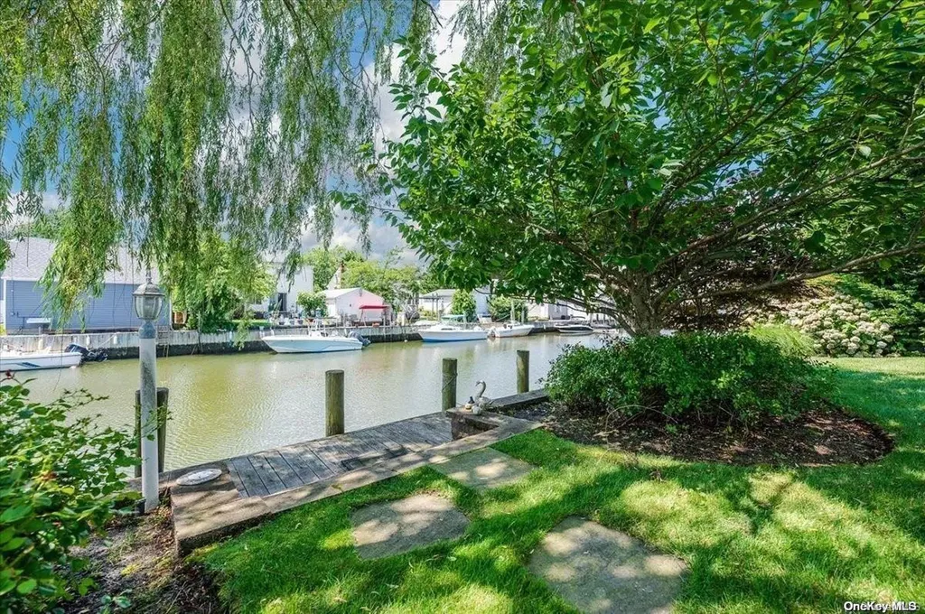 2 Dolphin Lane W Copiague NY 11726
