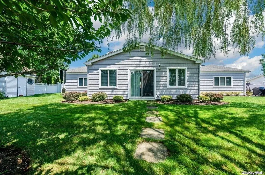 2 Dolphin Lane W Copiague NY 11726
