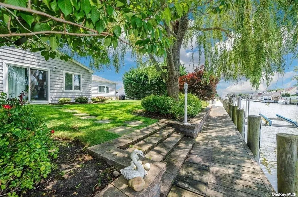 2 Dolphin Lane W Copiague NY 11726