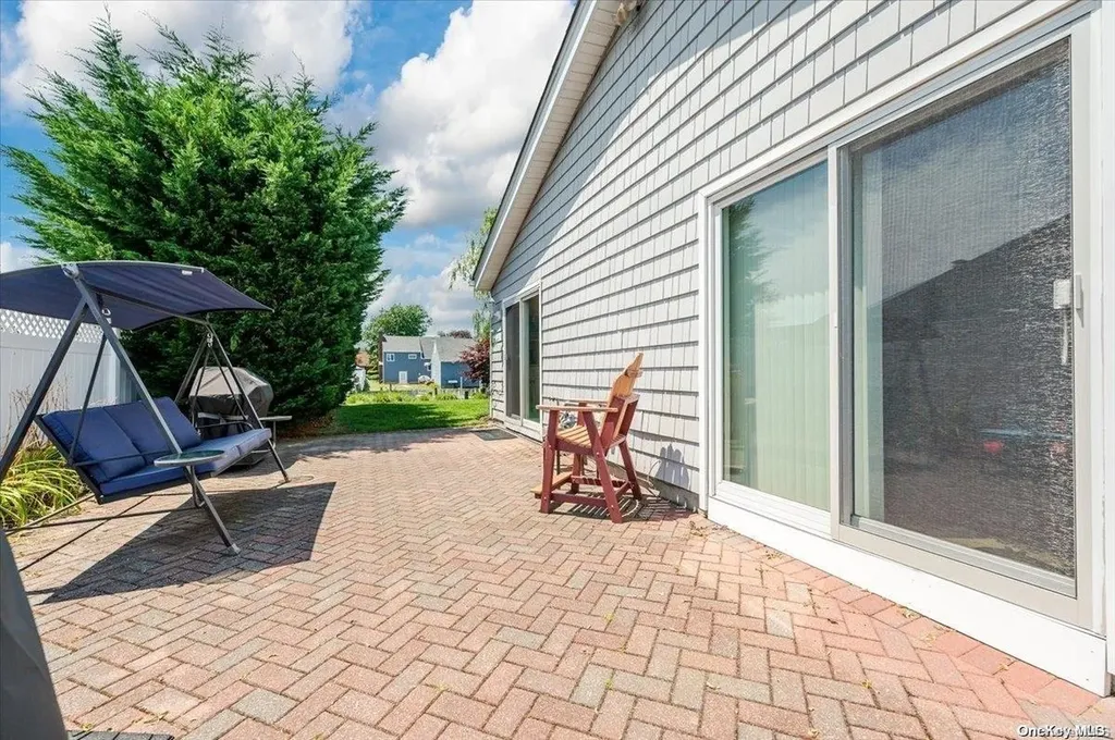 2 Dolphin Lane W Copiague NY 11726