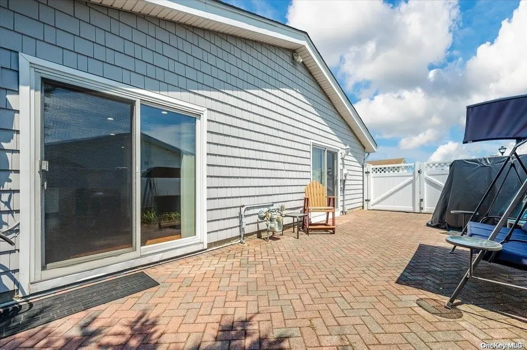 2 Dolphin Lane W Copiague NY 11726