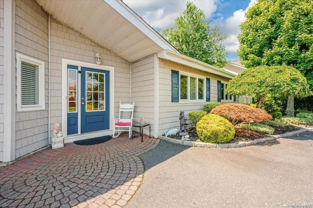 2 Dolphin Lane W Copiague NY 11726