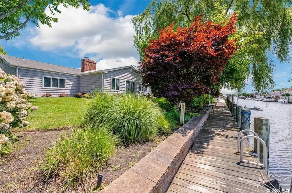 2 Dolphin Lane W Copiague NY 11726