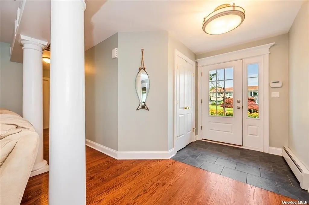 2 Dolphin Lane W Copiague NY 11726