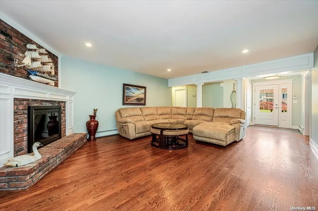 2 Dolphin Lane W Copiague NY 11726