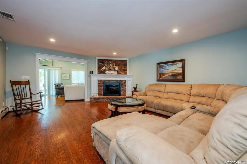 2 Dolphin Lane W Copiague NY 11726