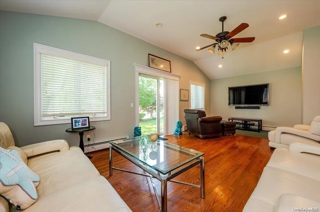 2 Dolphin Lane W Copiague NY 11726