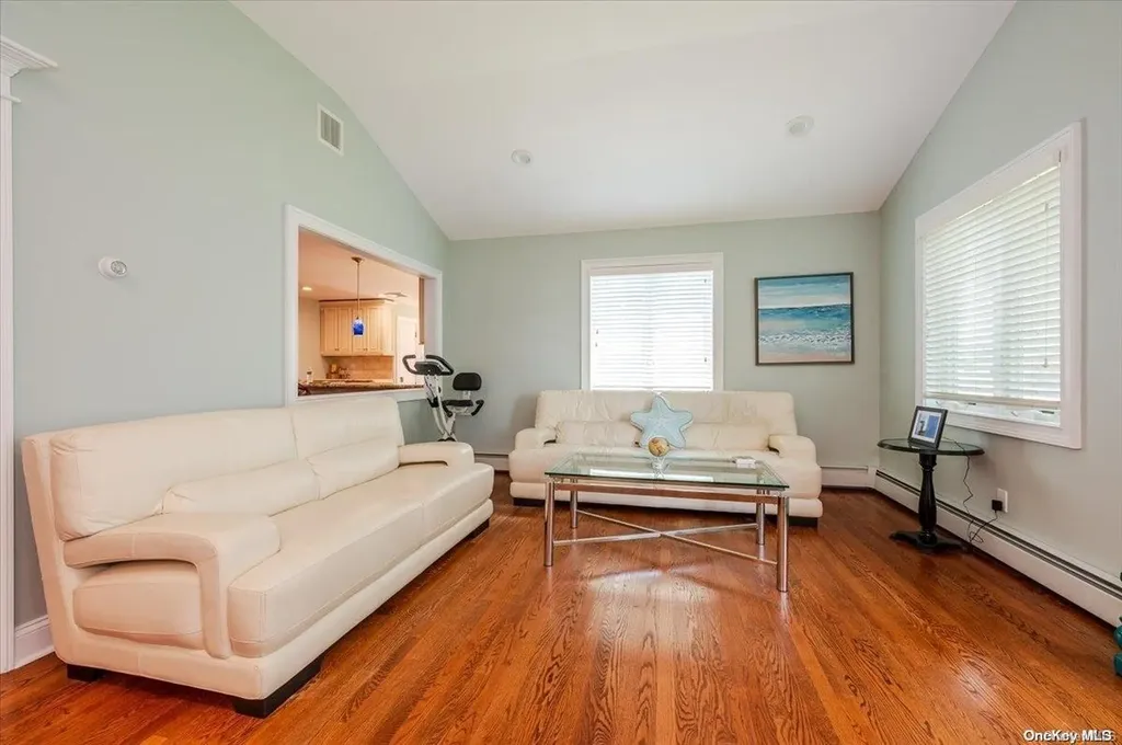 2 Dolphin Lane W Copiague NY 11726