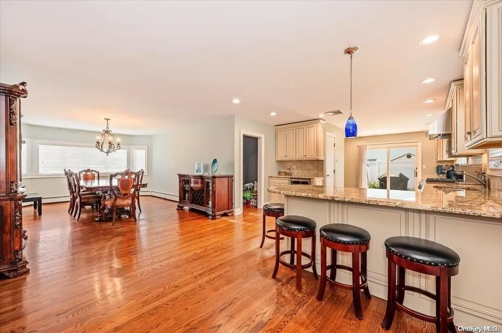 2 Dolphin Lane W Copiague NY 11726