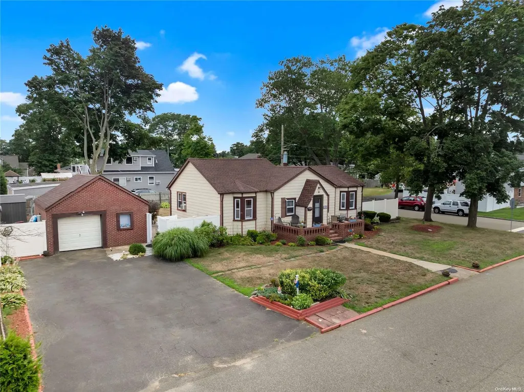 231 15th Avenue West Babylon NY 11704