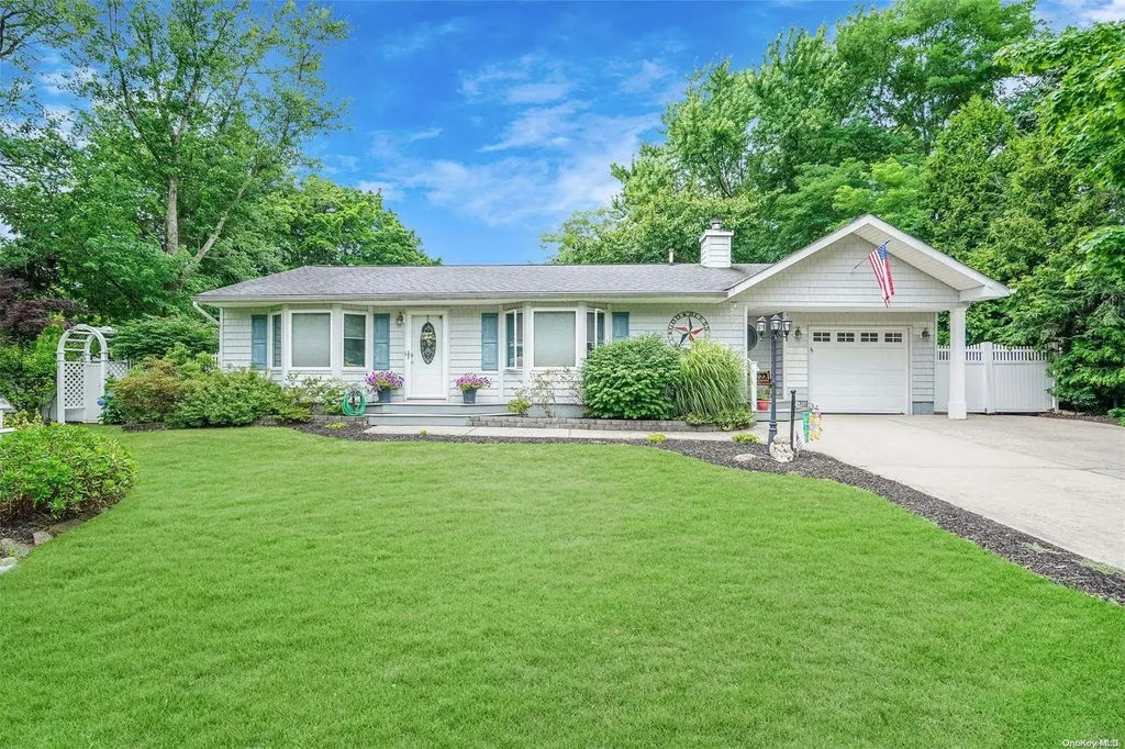 24 Stuart Drive Coram NY 11727