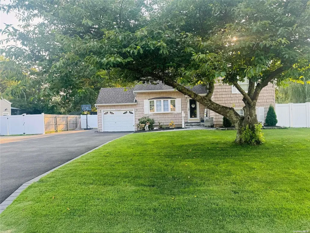 47 Picket Lane Centereach NY 11720