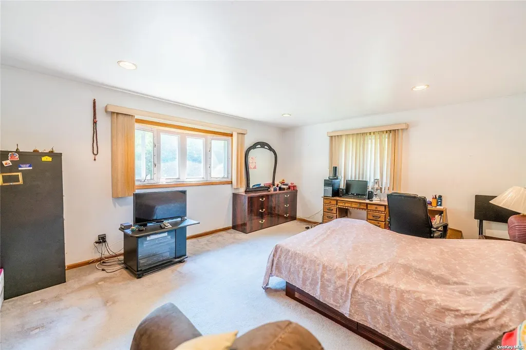 28 Hamilton Drive Roslyn NY 11576