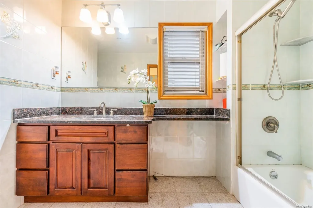 28 Hamilton Drive Roslyn NY 11576