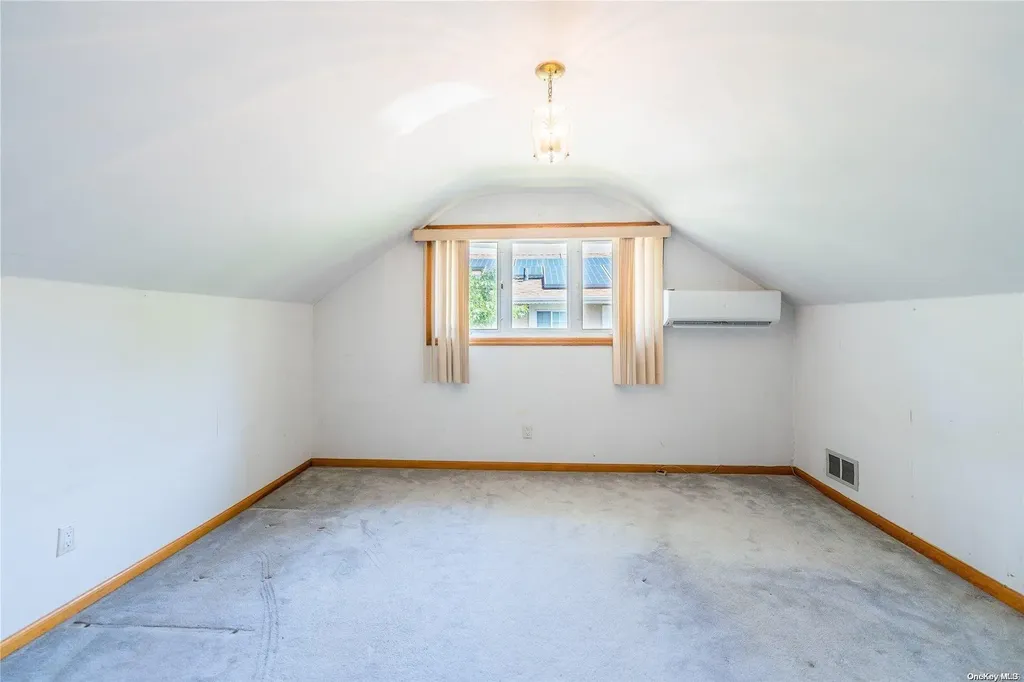 28 Hamilton Drive Roslyn NY 11576