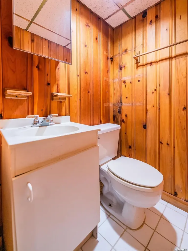 28 Hamilton Drive Roslyn NY 11576