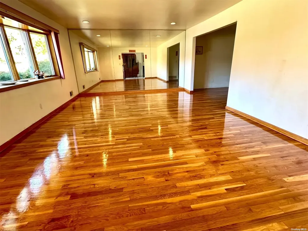 28 Hamilton Drive Roslyn NY 11576
