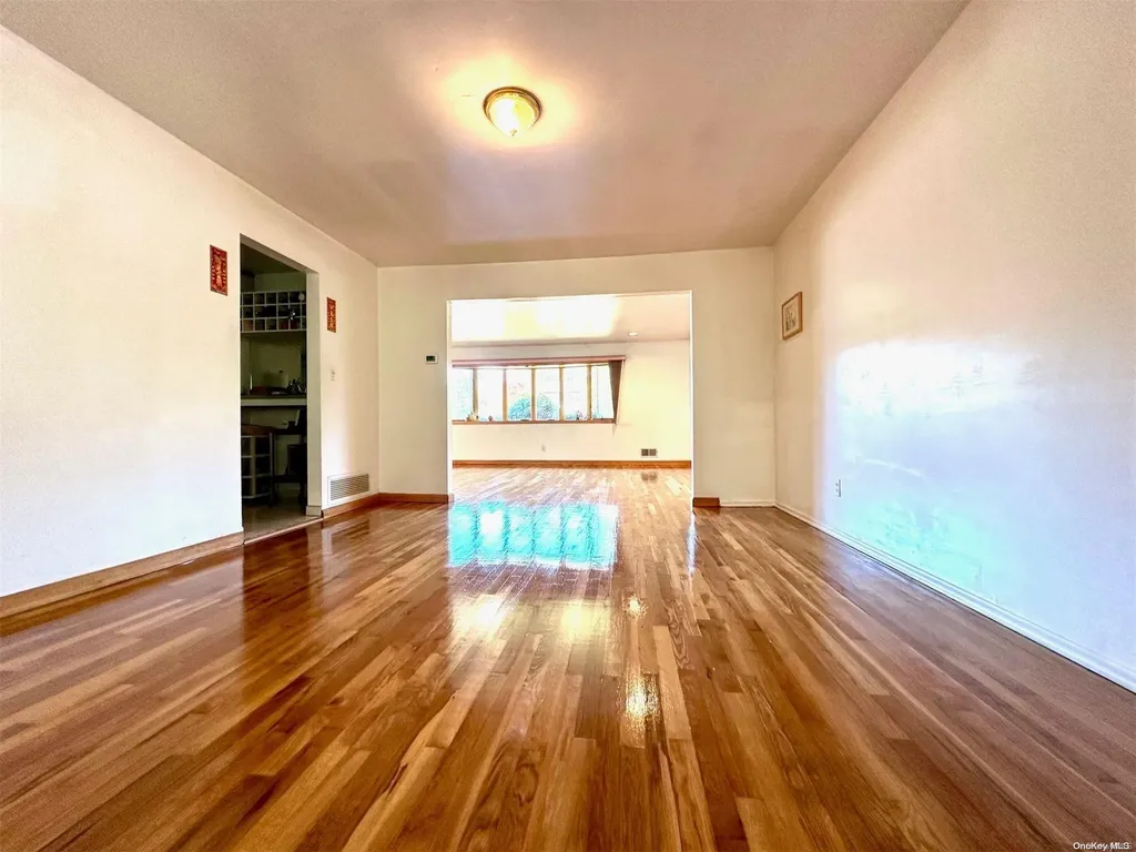 28 Hamilton Drive Roslyn NY 11576