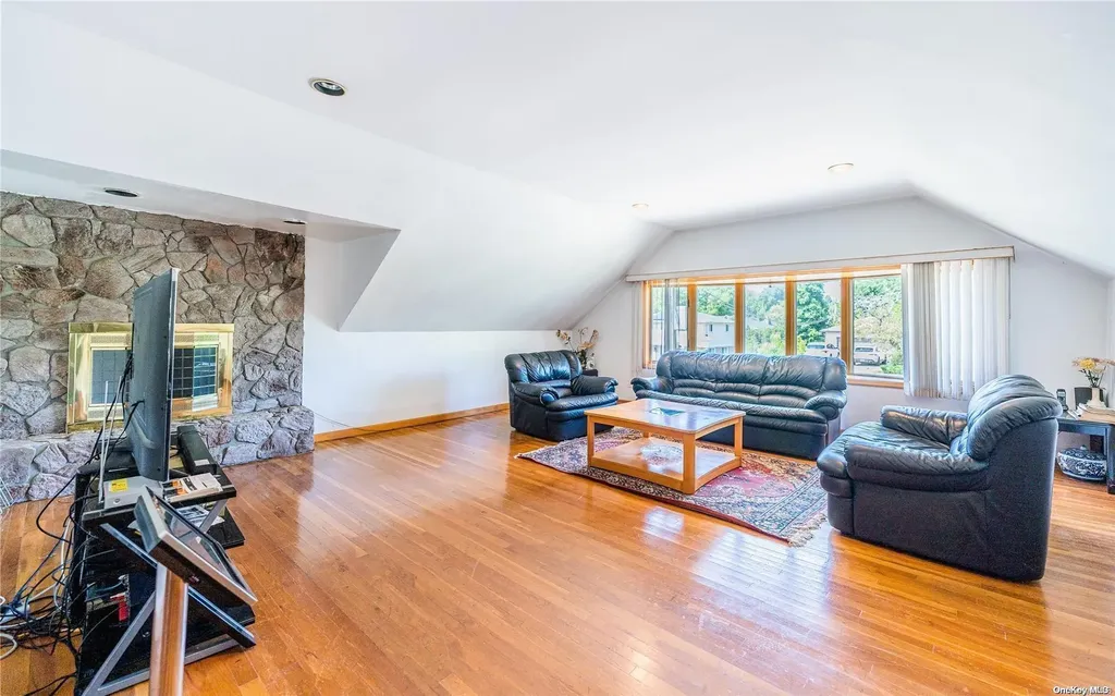 28 Hamilton Drive Roslyn NY 11576